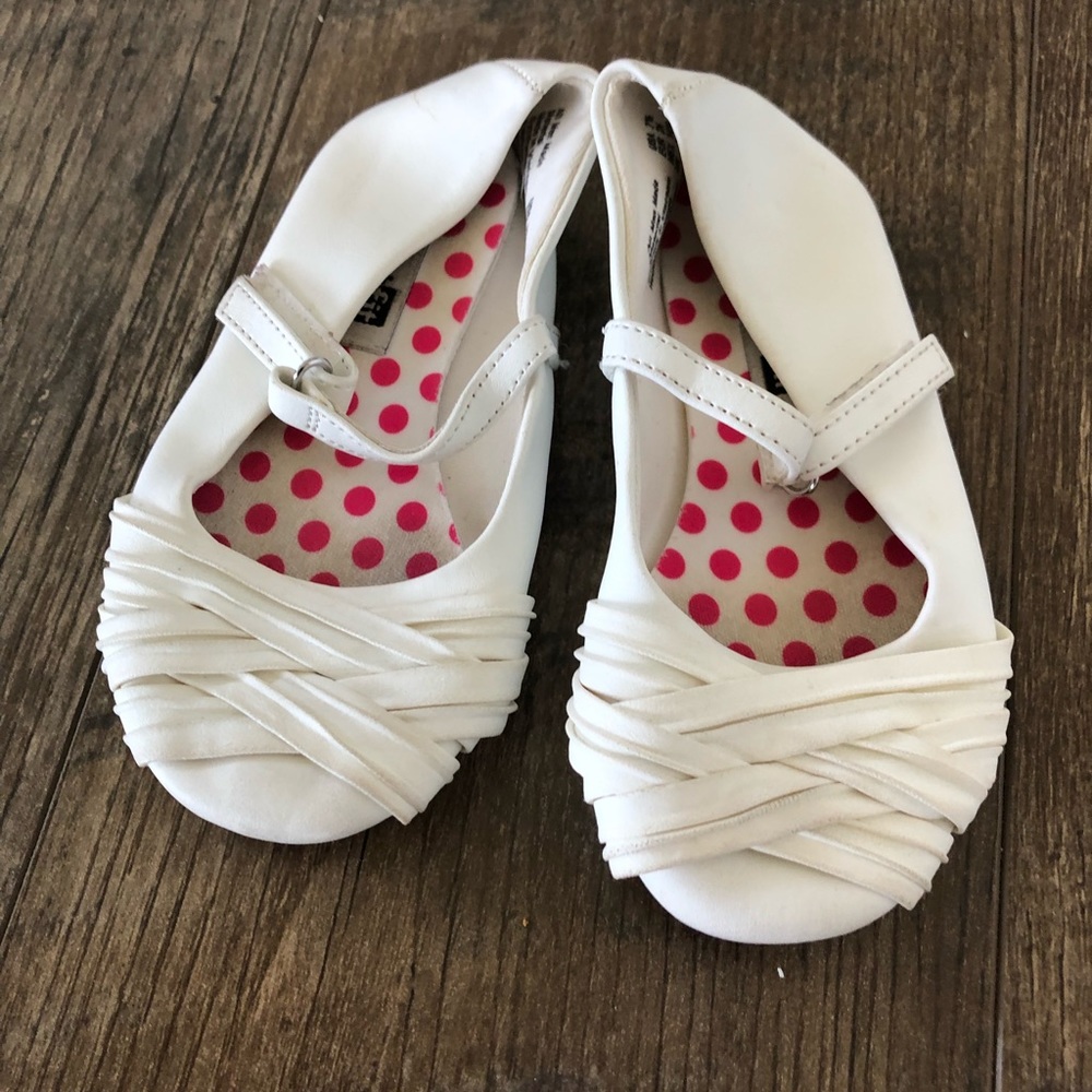 EUC Sz 7.5 Smart Fit White Pleated Mary Jane Flats / Shoes